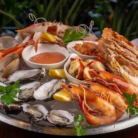 Mali I Robit 3* Golem (Tirana)